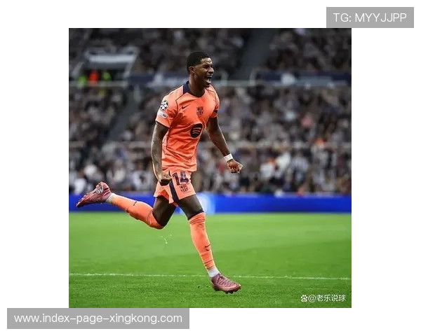 拉什福德外线传中制造混乱进球